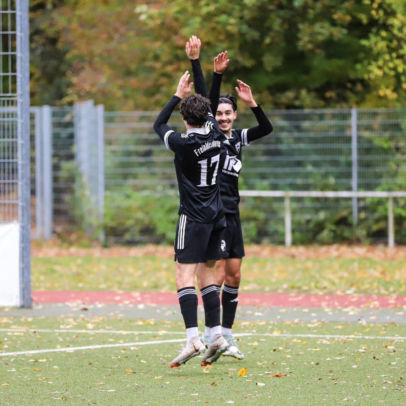 Kariem und Shady Emara feiern auf dem Fußballplatz